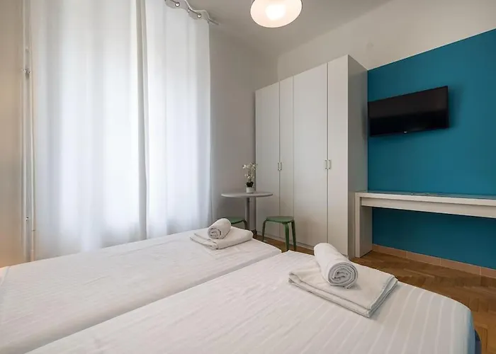 Mia - With Private Bath Center Apartment *